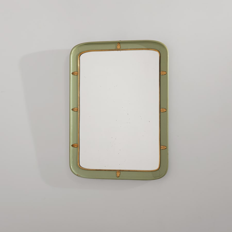 OSVALDO BORSANI (ATTRIB. A): Specchio. Legno laccato, ottone, cristallo specchiato. Italia anni '40 cm 95x70x5 A MIRROR ATTRIBUTED TO O. BORSANI Buone condizioni generali. Piccole righe, leggeri graffi, normali segni di usura.