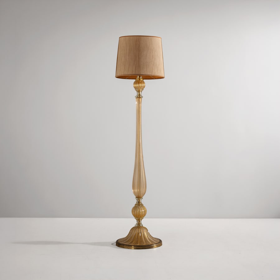 BAROVIER (ATTRIB. A): Lampada da terra. Ghisa, ottone, vetro lavorato a caldo con inclusione di foglia oro. Murano, anni '70; '80. con paralume cm 182x45x45 A FLOOR LAMP ATTRIBUTED TO BAROVIER Buone condizioni generali.