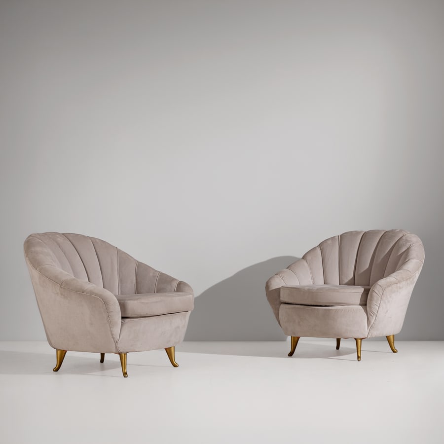 GIO PONTI (ATTRIB. A): Coppia di poltrone. Alluminio pressofuso dorato, legno, tessuto imbottito. Produzione Isa anni '50. cm 76x88x88 A PAIR OF ARMCHAIRS ATTRIBUTED TO G. PONTI Buone condizioni generali. Piccole righe,