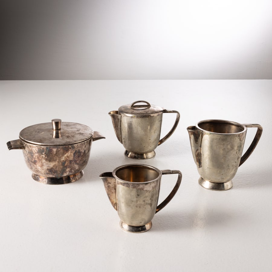 GIO PONTI: Quattro brocche da tè e caffè. Metallo argentato. Produzione Krupp, Italia, 1936 ca. cm 12x16x9,5, cm 13x16x10, cm 12x18x15, cm 9,5x12,5x7,5 FOUR POTS BY G. PONTI L. Falcone, Interni, oggett