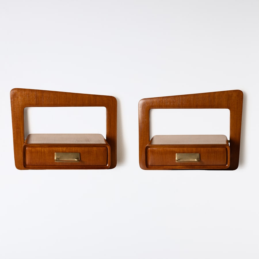 ESPOSIZIONE PERMANENTE MOBILI CANT?: Coppia di comodini pensili. Legno di teak, legno di acero, ottone. Marchio del produttore impresso. Italia anni '50. cm 48x61x40 A PAIR OF FLOATING NIGHTSTANDS BY ESPOSIZIONE PERMANENTE MOBILI CANT?