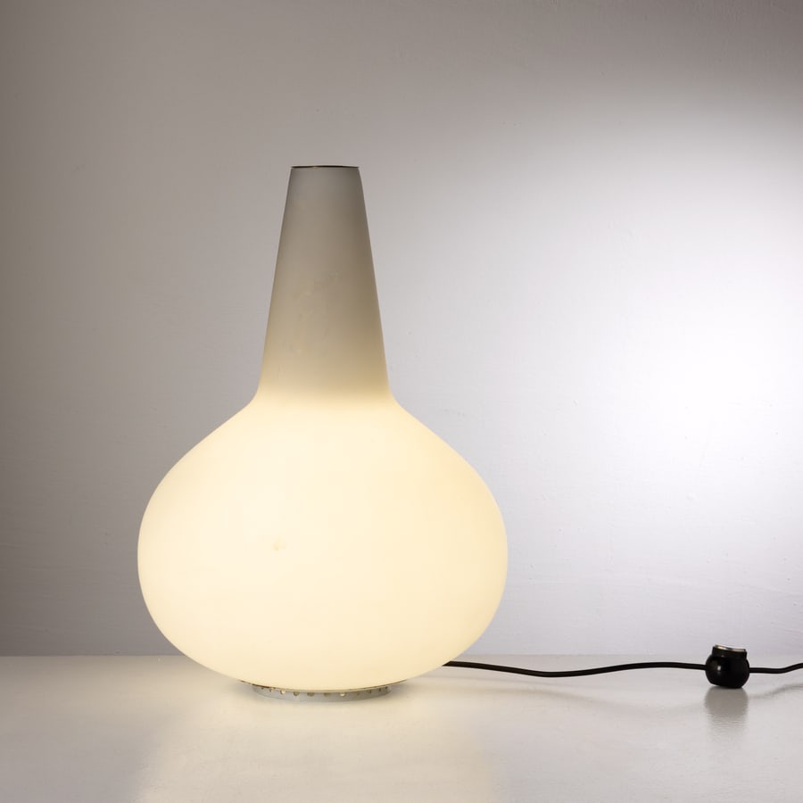 MAX INGRAND: Lampada da tavolo; solifiore mod. 1837. Metallo verniciato, vetro opalino incamiciato, ottone nichelato. Produzione Fontana arte, anni '60. 50x35 ca. A BUD-VASE TABLE LAMP BY MAX INGRAND F. De Boni, F