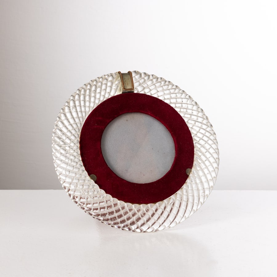 MANIFATTURA MURANESE: Cornice porta foto. Ottone, vetro lavorato a caldo, tessuto, cristallo molato. Murano anni '40. diametro cm 25 A MURANO GLASS PICTURE FRAME Buone condizioni generali. Piccole righe, leggeri graffi,