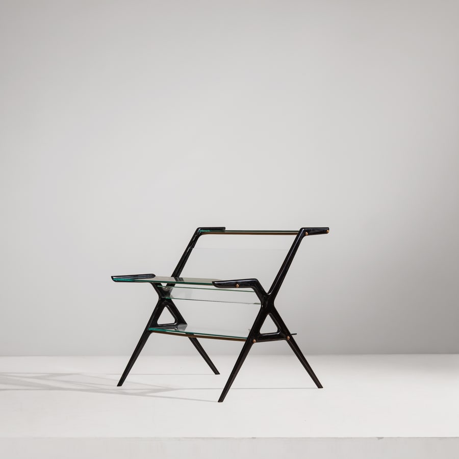 ICO PARISI (ATTRIB. A): Tavolino servo muto. Legno ebanizzato, cristallo molato. Produzione De Baggis anni '50. cm 70x71x65 AN OCCASIONAL TABLE ATTRIBUTED TO I. PARISI Buone condizioni generali. Piccole righe, leggeri graffi