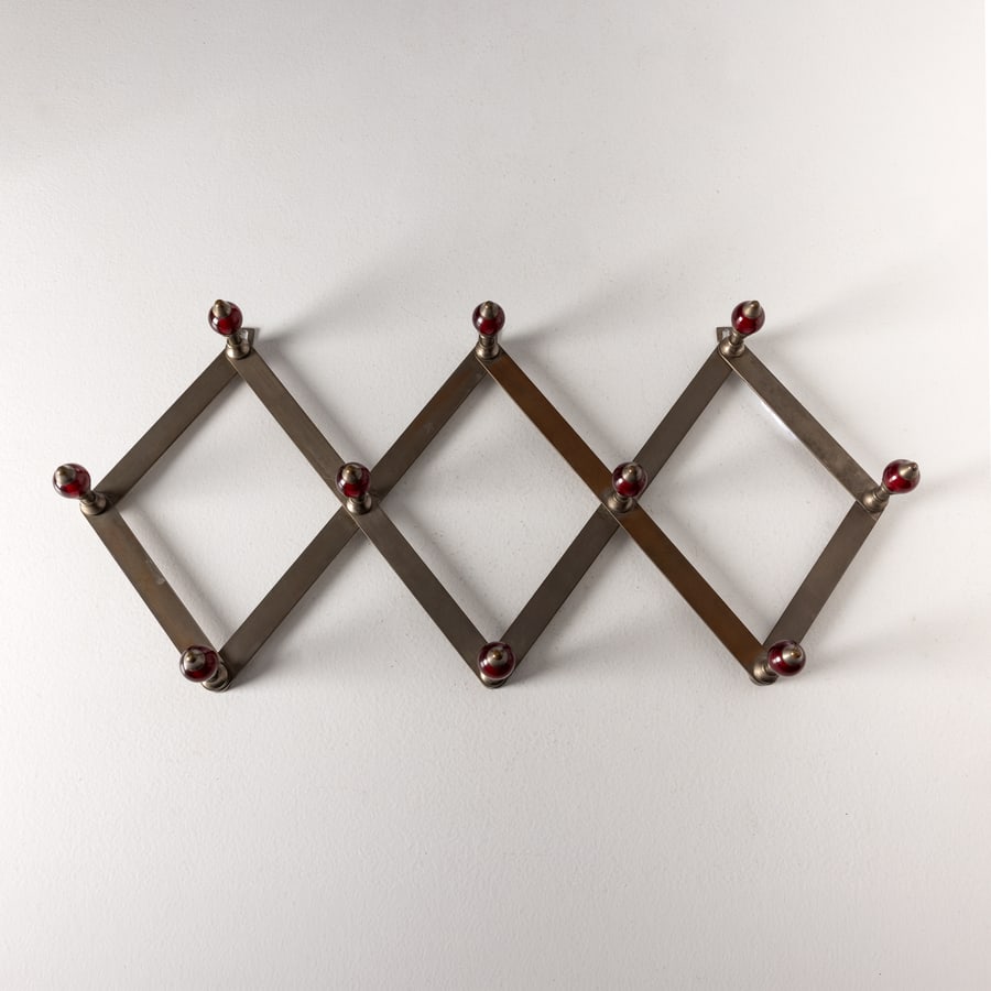 LUIGI CACCIA DOMINIONI: Appendiabiti mod. AT4. Ottone, lucite colorata. Produzione Azucena anni '50. in questa configurazione cm 34 x53x11 ca. A COAT HANGER BY L. C. DOMINIONI Catalogo Azucena Condizioni molto buone. Righe,