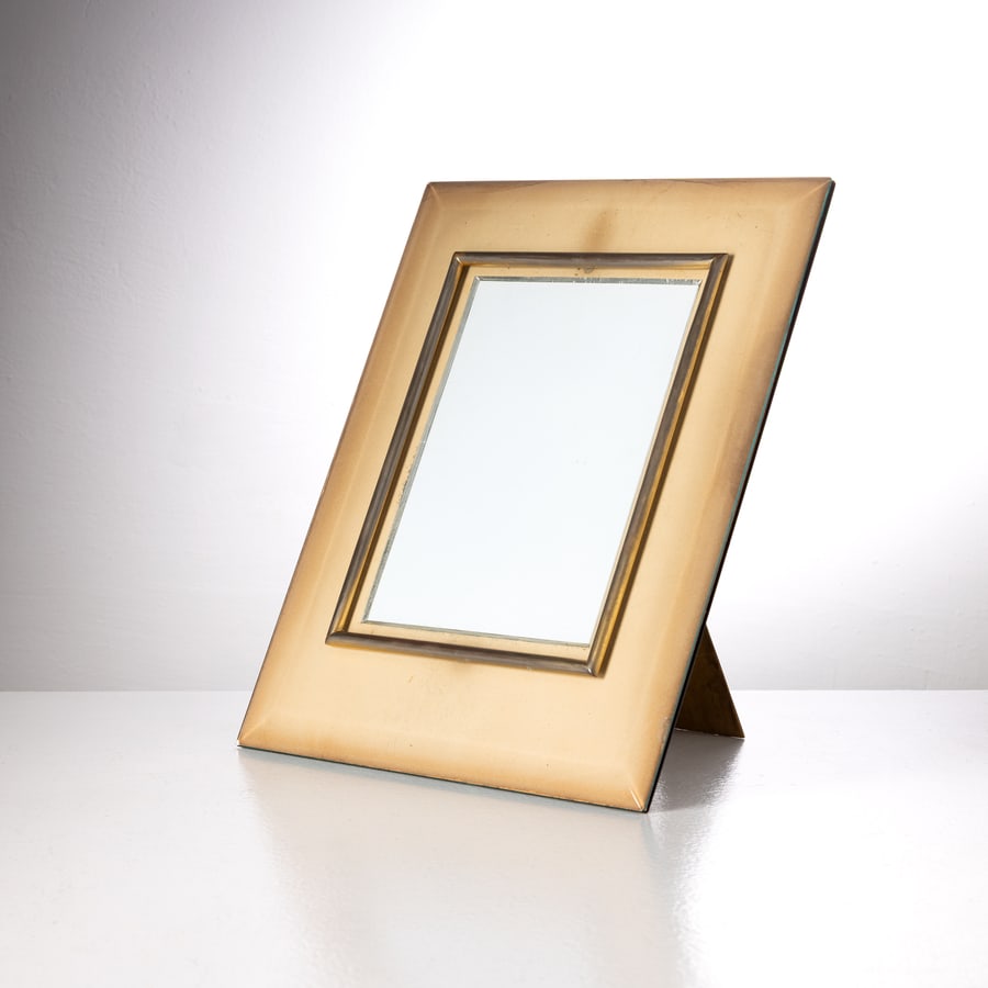 FONTANA ARTE: Portaritratti. Legno, ottone, vetro, cristallo molato. Italia anni '50. cm 39x31x3 ca. A PICTURE FRAME BY FONTANA ARTE Condizioni molto buone. Righe, segni di usura. Lieve ossidazione. Possibili