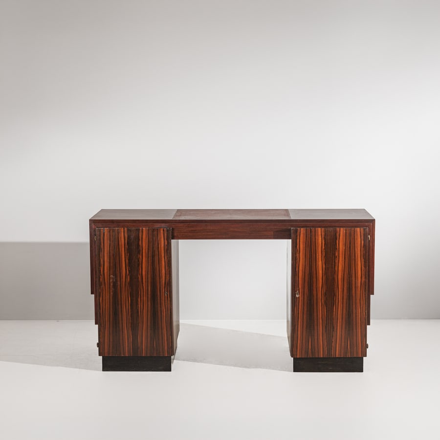 MANIFATTURA ITALIANA: Scrivania. Legno lamellare lastronato in legno di noce Canaletto e legno esotico, metallo, ottone. Anni '30. cm 75x139x65 AN ITALIAN DESK Condizioni molto buone. Recentemente rilucidato, permangono,