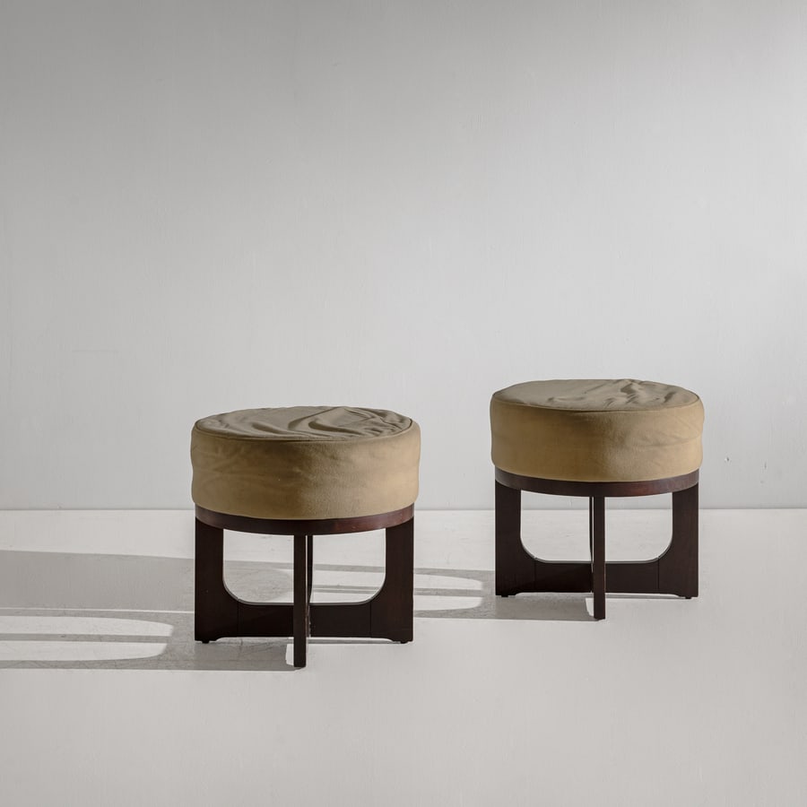 MANIFATTURA ITALIANA: Due scanni. Legno, tessuto imbottito. Italia, anni '50. cm 46x47x47 TWO ITALIAN OTTOMAN SEATS Buone condizioni generali. Piccole righe, leggeri graffi, normali segni di usura. Tessuto e imbottitura