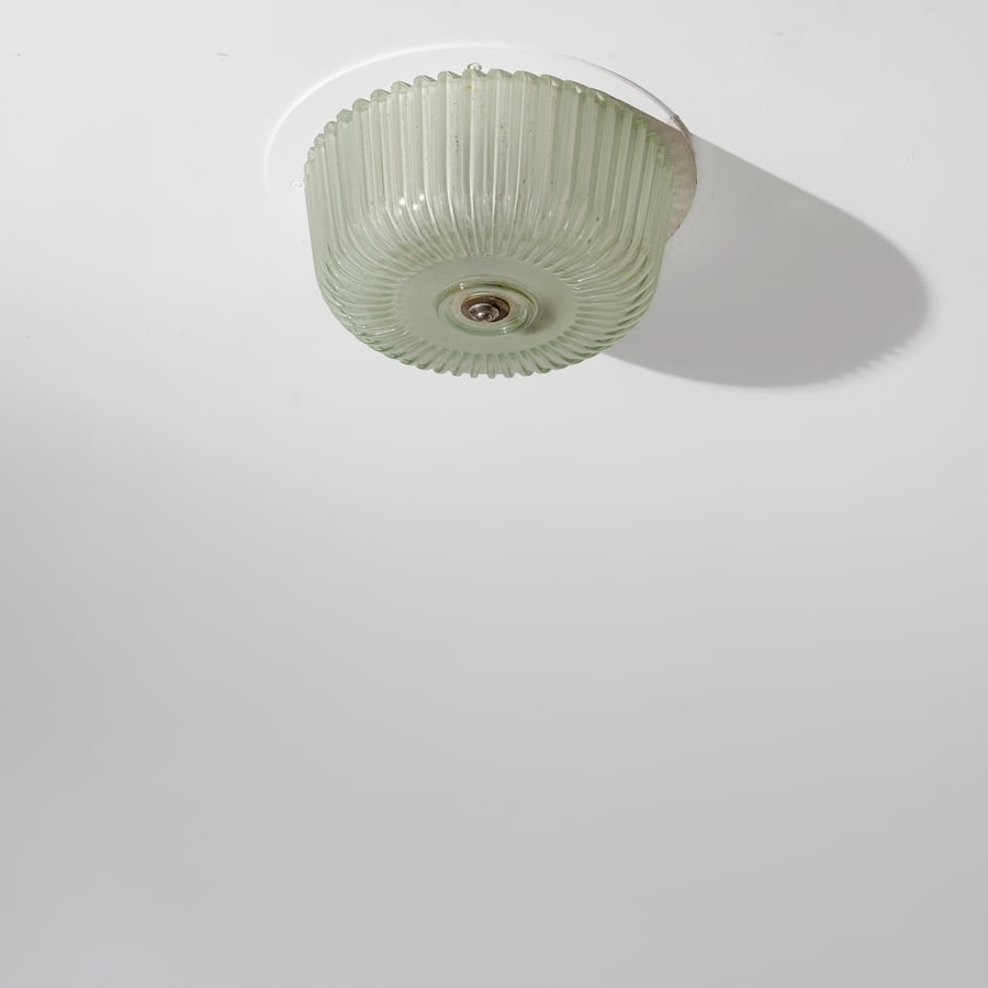 SEGUSO: Plafoniera. Ottone, metallo vetro pressato ed acidato. Murano anni '40. cm 12x diametro 30 A CEILING LAMP BY SEGUSO Condizioni molto buone. Righe, segni di usura. Lieve ossidazione. Possibili