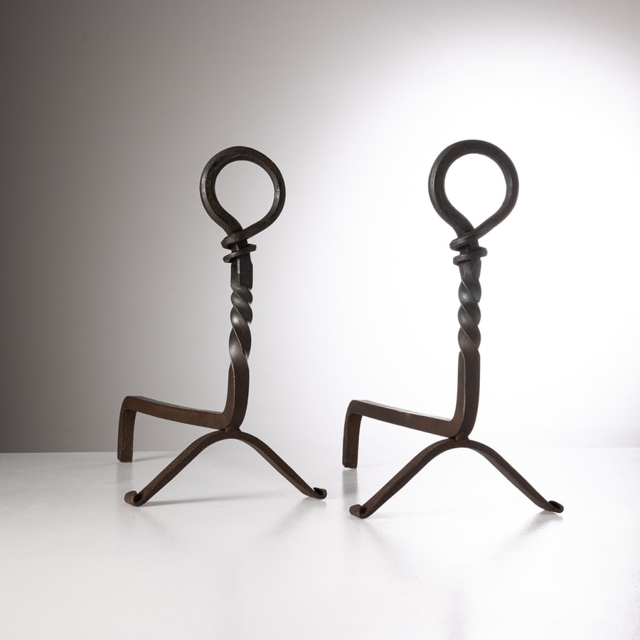 MANIFATTURA ITALIANA: Due Alari. Ferro battuto e assemblato. Italia anni '50-''60. cm 44x25x52 A PAIR OF ITALIANS ANDIRONS Buone condizioni generali. Piccole righe, leggeri graffi, normali segni di usura. Ossidazione alla