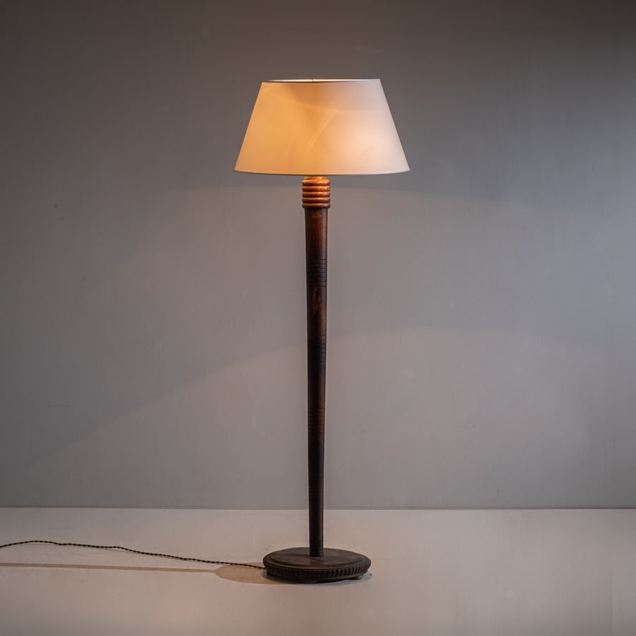 MANIFATTURA ITALIANA: Lampada da terra. Legno tornito, ottone, tessuto. Italia, anni '40. cm 169x37x37 AN ITALIAN FLOOR LAMP Buone condizioni generali. Piccole righe, leggeri graffi, normali segni di usura. Ottone in