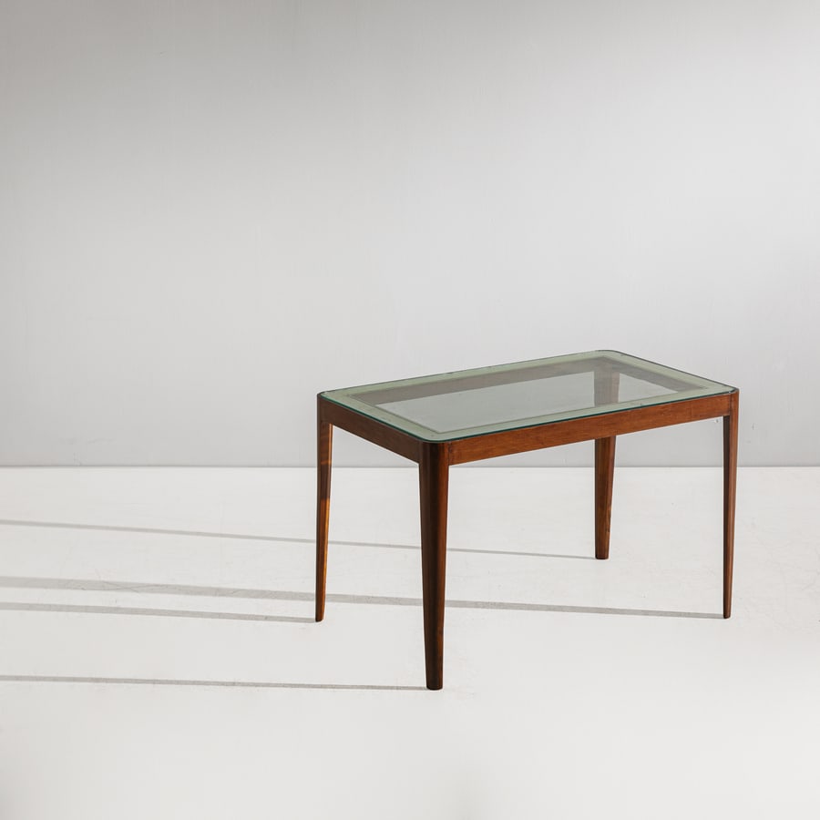 FONTANA ARTE: Tavolino. Legno, vetro specchiato. Produzione Fontana Arte, anni. cm 52x80x48 A COFFEE TABLE BY FONTANA ARTE Discrete condizioni generali. Piccole righe, leggeri graffi, normali segni di usura.
