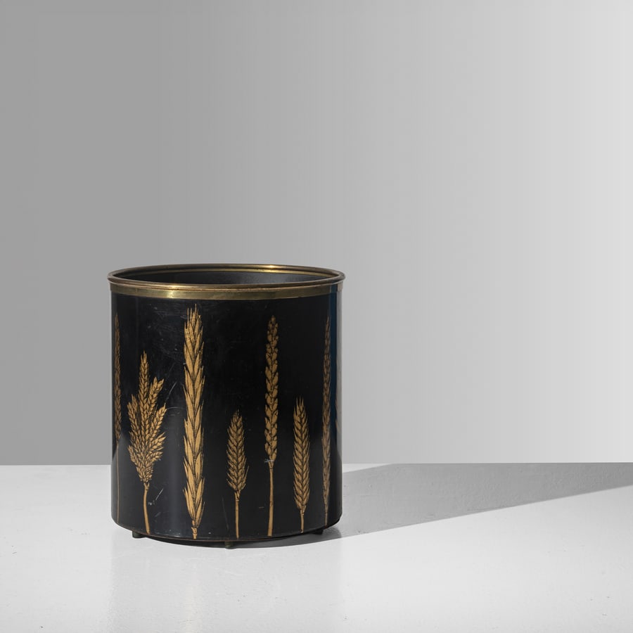 PIERO FORNASETTI: Getta carte. Metallo serigrafato, ottone. Produzione Fornasetti anni '50. Marchio del produttore. cm 28x26x26 A BASKET BY P. FORNASETTI Buone condizioni generali. Piccole righe, leggeri graffi,