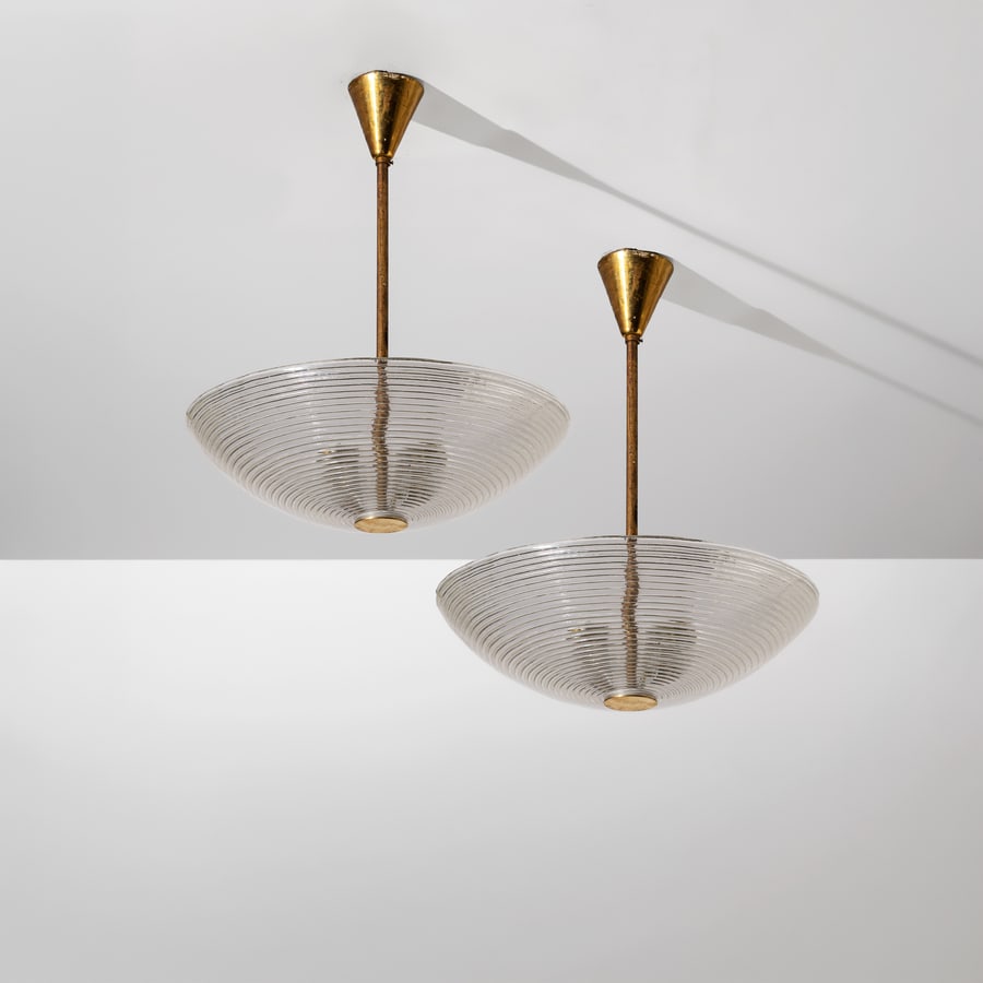 BAROVIER: Coppia di lampade a sospensione. Ottone, vetro lavorato a caldo. cm 60x42x42 A PAIR OF CEILING LAMPS BY BAROVIER Buone condizioni generali. Piccole righe, leggeri graffi, normali segni di usura. Otton