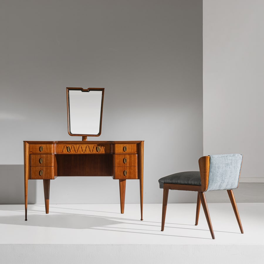 PAOLO BUFFA (ATTRB. A): Toelette. Legno di noce, intarsi in essenze pregiate, ottone, tessuto imbottito, cristallo specchiato. cm 131x115x53; seggiola cm 65x50x50 A VANITY ATTRIBUTED TO P. BUFFA Buone condizioni generali. Pi