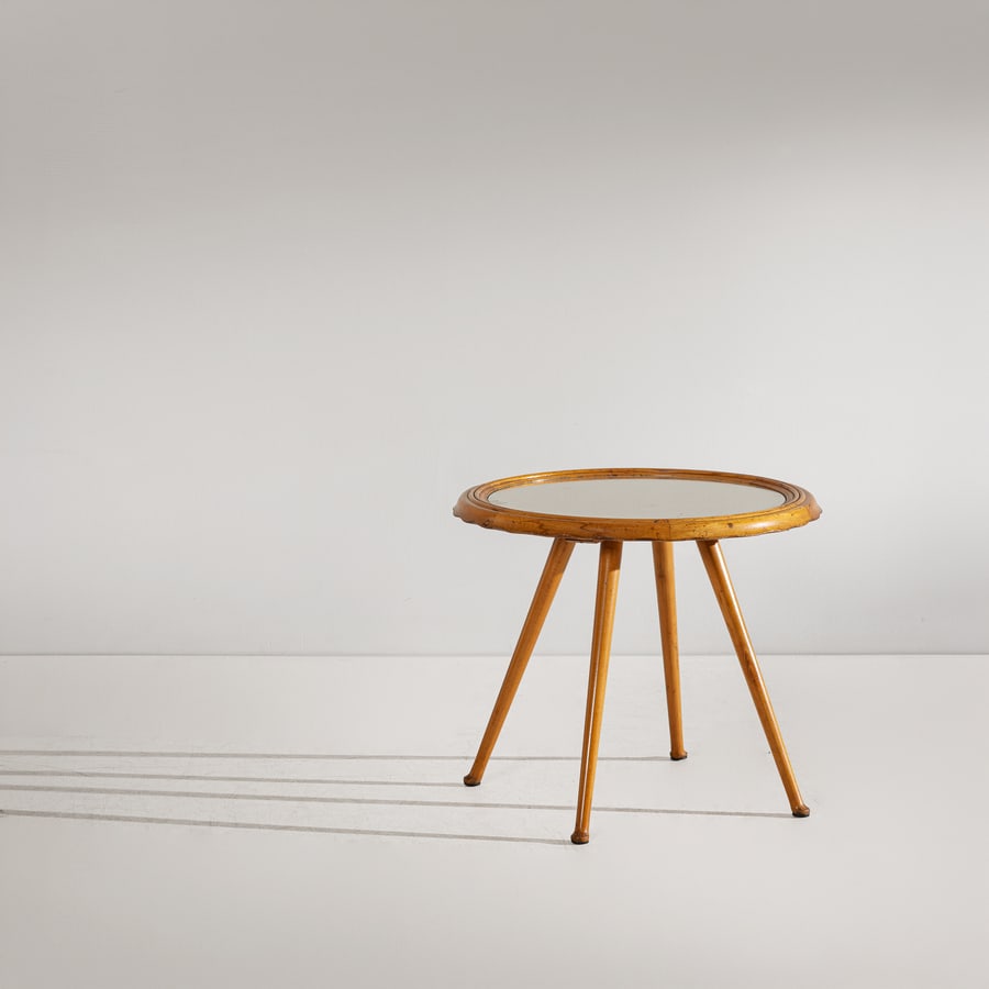 MANIFATTURA ITALIANA: Tavolino. Legno di acero, cristallo specchiato. Italia anni '50. cm 51x60x60 AN ITALIAN OCCASIONAL TABLE. Discrete condizioni generali. Righe, graffi, normali segni di usura. Piccole mancanze.