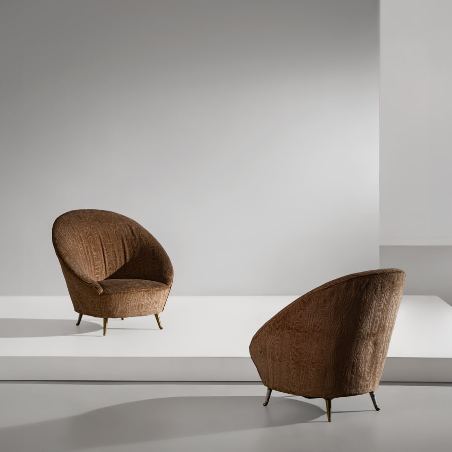 ISA: Coppia di poltrone. Fusione di alluminio dorato, legno, tessuto imbottito. Italia anni '50. cm 80x85x85 A PAIR OF ARMCHAIRS BY ISA Buone condizioni generali. Piccole righe, leggeri graffi, normali seg