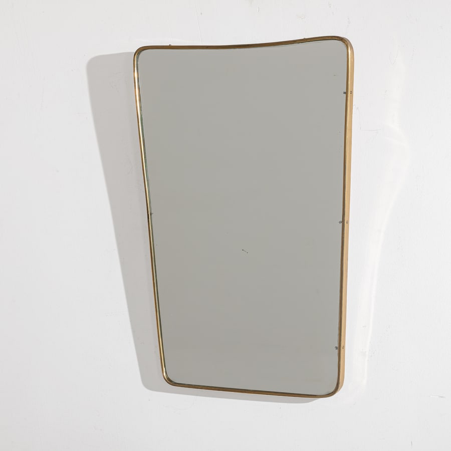 MANIFATTURA ITALIANA: Specchio. Legno, ottone vetro specchiato. Italia anni '50. cm 69x48x3 AN ITALIAN MIRROR Buone condizioni generali. Piccole righe, leggeri graffi, normali segni di usura. Ottone in patina. Lieve