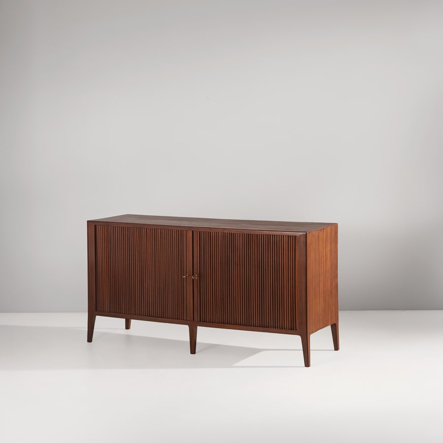 MANIFATTURA ITALIANA: Credenza. Legno di mogano, legno di ciliegio. Cantù, anni '50. cm 80x155x51 AN ITALIAN SIDEBOARD Buone condizioni generali. Restauro recentemente effettuato con finitura a gommalacca. Presenza di