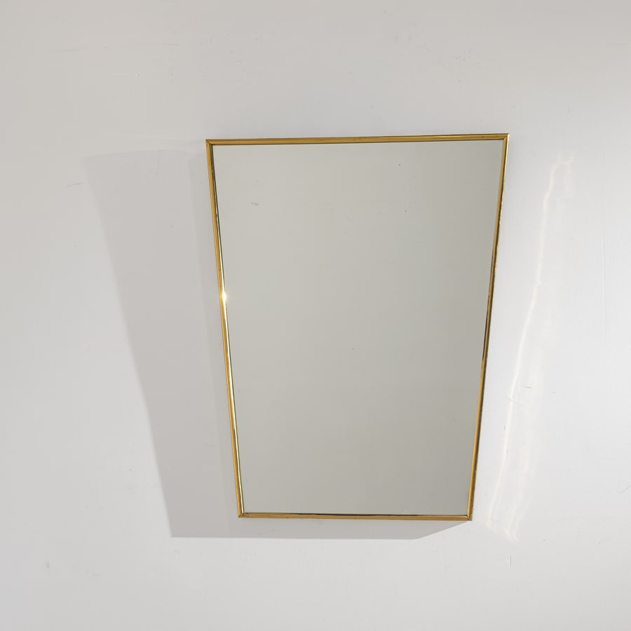 MANIFATTURA ITALIANA: Specchio. Ottone, cristallo specchiato. Italia, fine anni '50. cm 93x75x3,5 AN ITALIAN MIRROR Buone condizioni generali. Piccole righe, leggeri graffi, normali segni di usura. Ottone in patina.