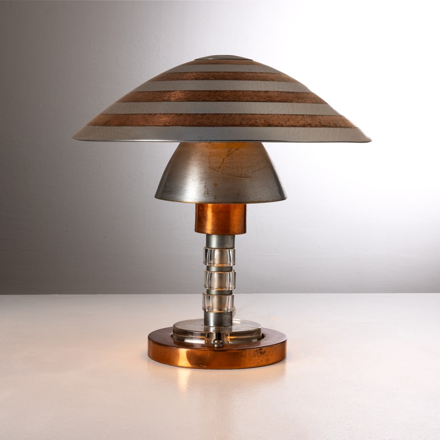 PHILIPS MILANO: Lampada da tavolo. Rame, metallo nichelato, cristallo molarto. Produzione Philips anni '30. Marchio impresso sotto la base cm 35x32x32 A TABLE LAMP BY PHILIPS MILANO Buone condizioni generali. Righe, 