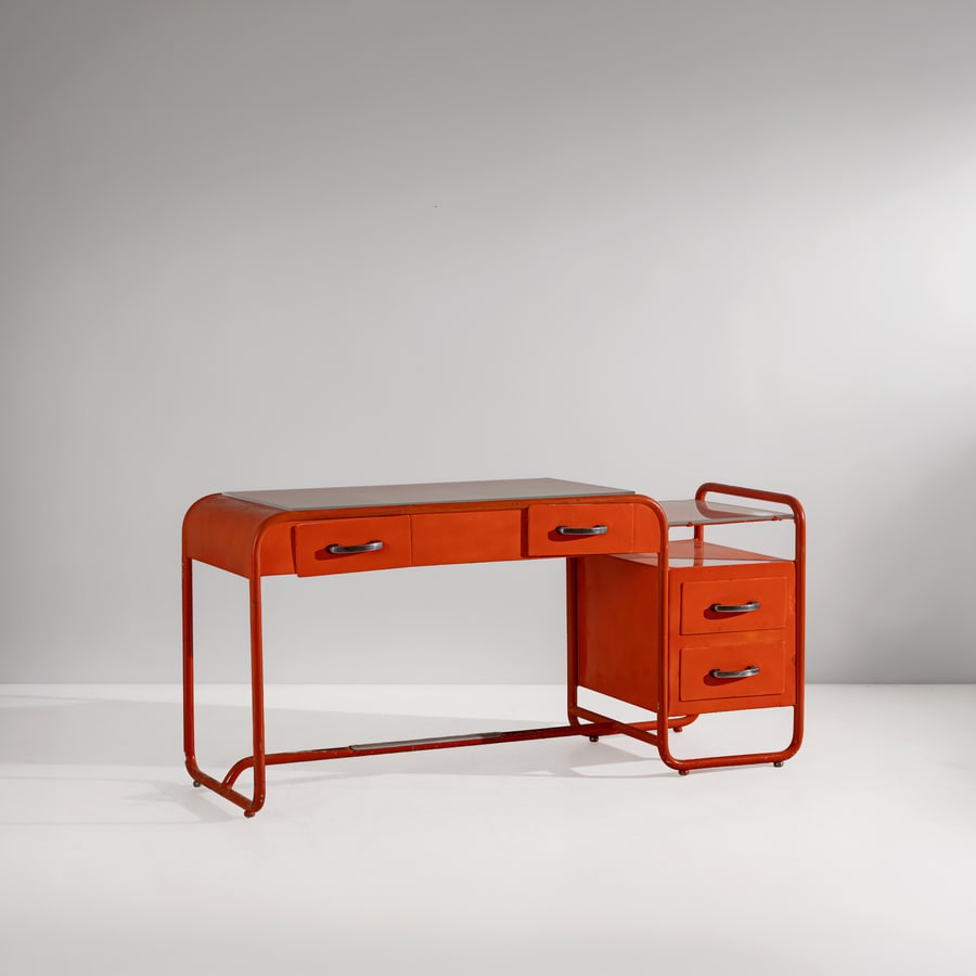 MANIFATTURA ITALIANA: Scrivania. Tubolare di ferro curvato, lamiera sagomata, vetro opalino. Italia anni '50. cm 78x160x60 ca. AN ITALIAN DESK Discrete condizioni Righe, graffi, mancanze. Vernice visibilmente ripresa nel