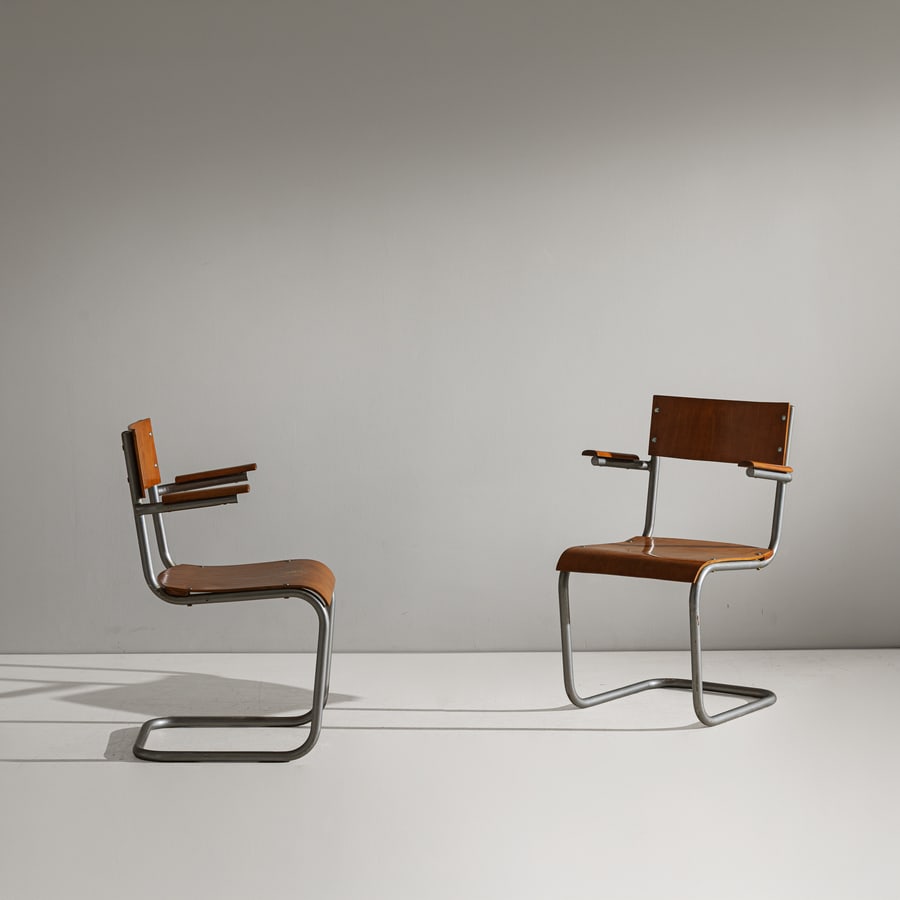 COLUMBUS (ATTRIB. A): Coppia di sedie razionaliste. Tubolare metallico, compensato curvato e impiallacciato. Italia anni '30. cm 79x51,5x45 Altezza seduta seduta cm 42 A PAIR OF CHAIRS ATTRIBUTED TO COLUMBUS Buone