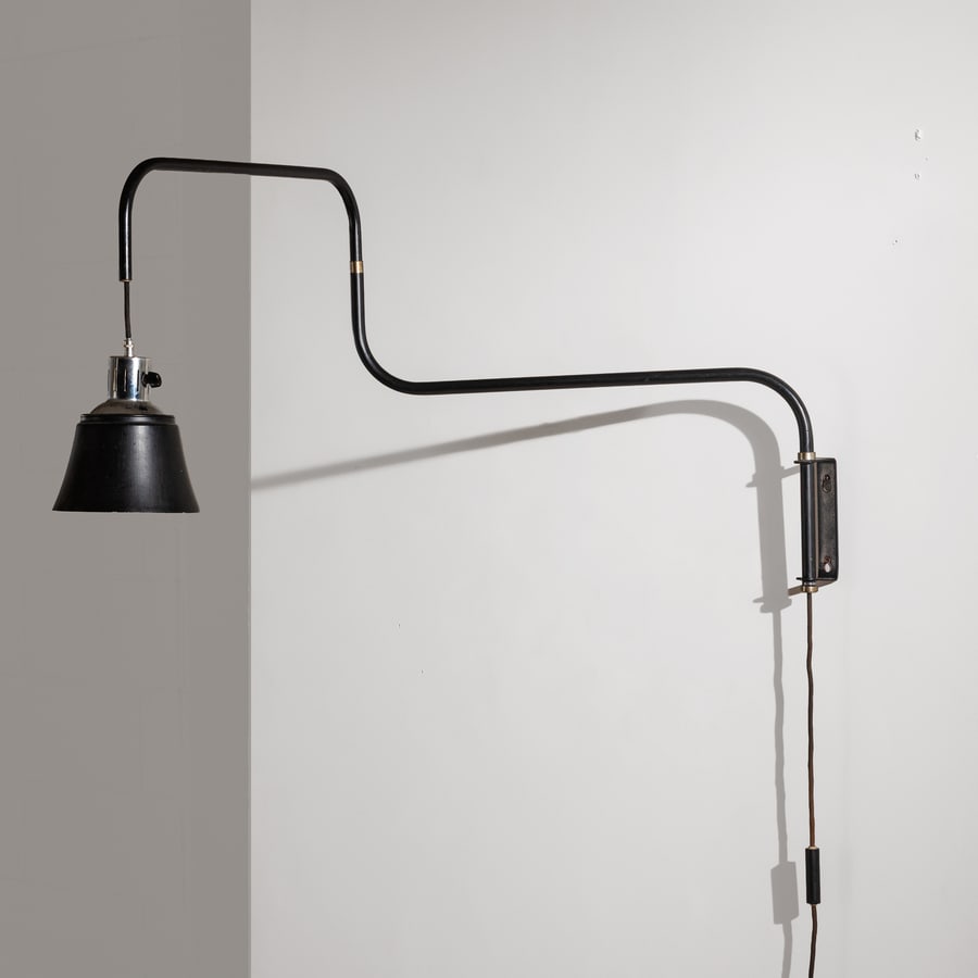 HEINRICH SIEGFRIED BOHRMANN: Lampada da parete mod. 830. Metallo verniciato, alluminio verniciato, metallo cromato. Produzione Kandem dal 1931. estensione massima cm 120 A WALL LAMP BY H. S. BOHRMANN Buone condizioni generali.