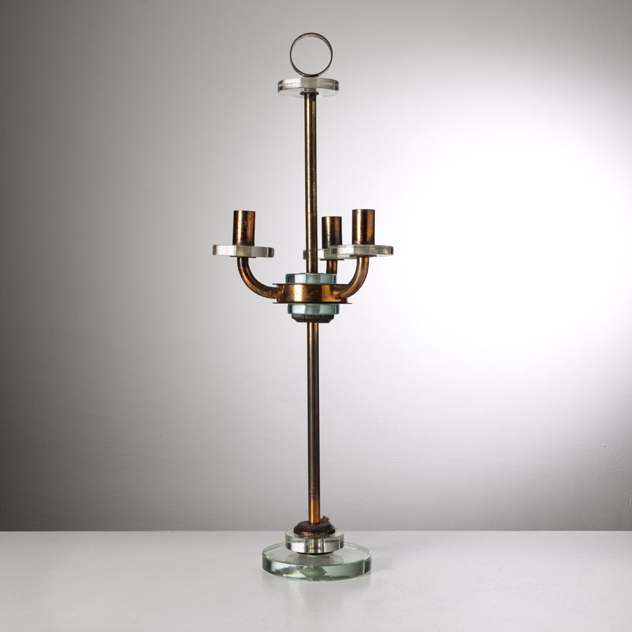 LUIGI FONTANA (ATTRIB. A): Lampada da tavolo. Cristallo molato, rame. Italia anni '30. Altezza cm 60, diametro base cm 13 A TABLE LAMP ATTRIBUTED TO L. FONTANA Buone condizioni. Righe, segni di usura. Lieve ossidazione.