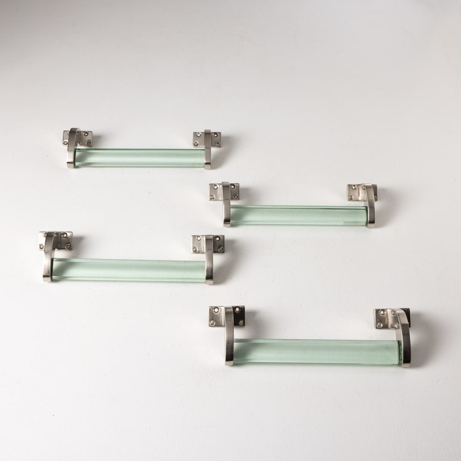 FONTANA ARTE: Due coppie di grandi maniglie. Ottone nichelato, cristallo verde Nilo. Italia, anni 40 cm 9x34x7 FOUR DOOR HANDLES BY FONTANA ARTE Buone condizioni generali. Piccole righe, leggeri graffi, normali