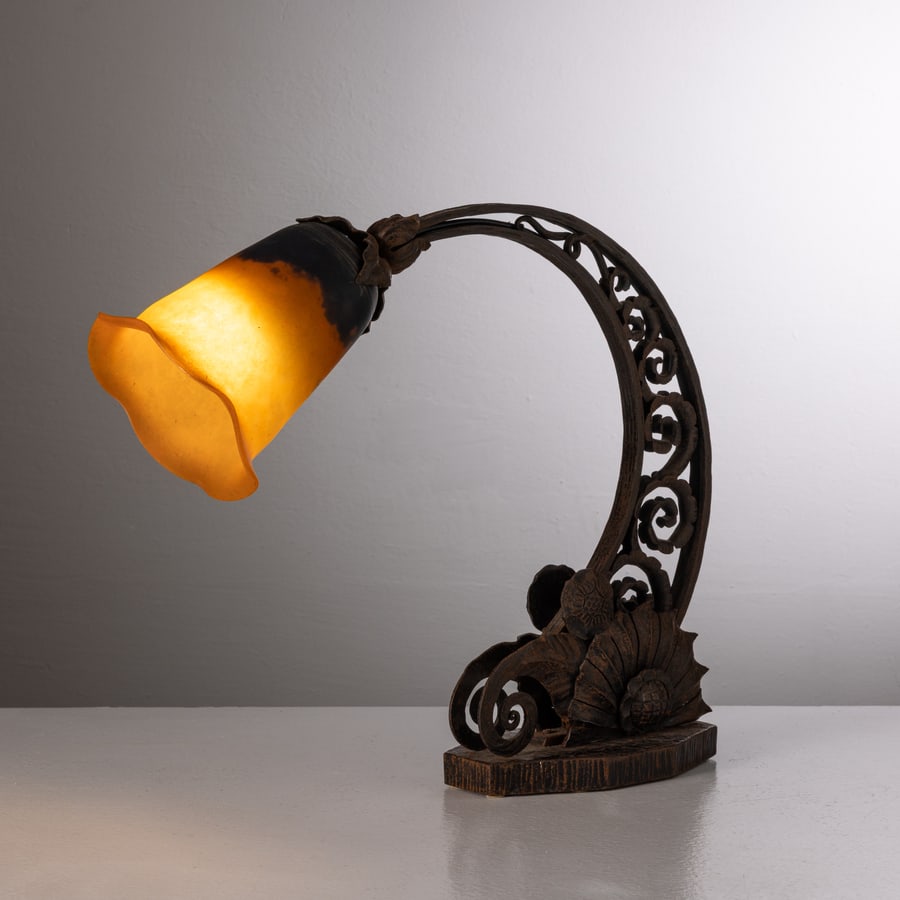 MANIFATTURA FRANCESE: Lampada da tavolo. Ferro battuto e vetro stampato e colorato. Francia anni '20. Firma sul vetro. cm 35x10x46 ca. A FRENCH TABLE LAMP Buone condizioni generali. Piccole righe, leggeri graffi, normali
