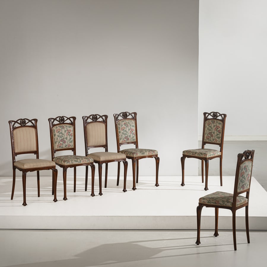 VITTORIO VALABREGA: Sei sedie liberty. Legno di noce scolpito, tessuto imbottito. Torino anni '20. Expertise dell'Archivio Valabrega cm 99x42x41 altezza della seduta cm 47 SIX CHAIRS BY V. VALABREGA Condizioni buone.