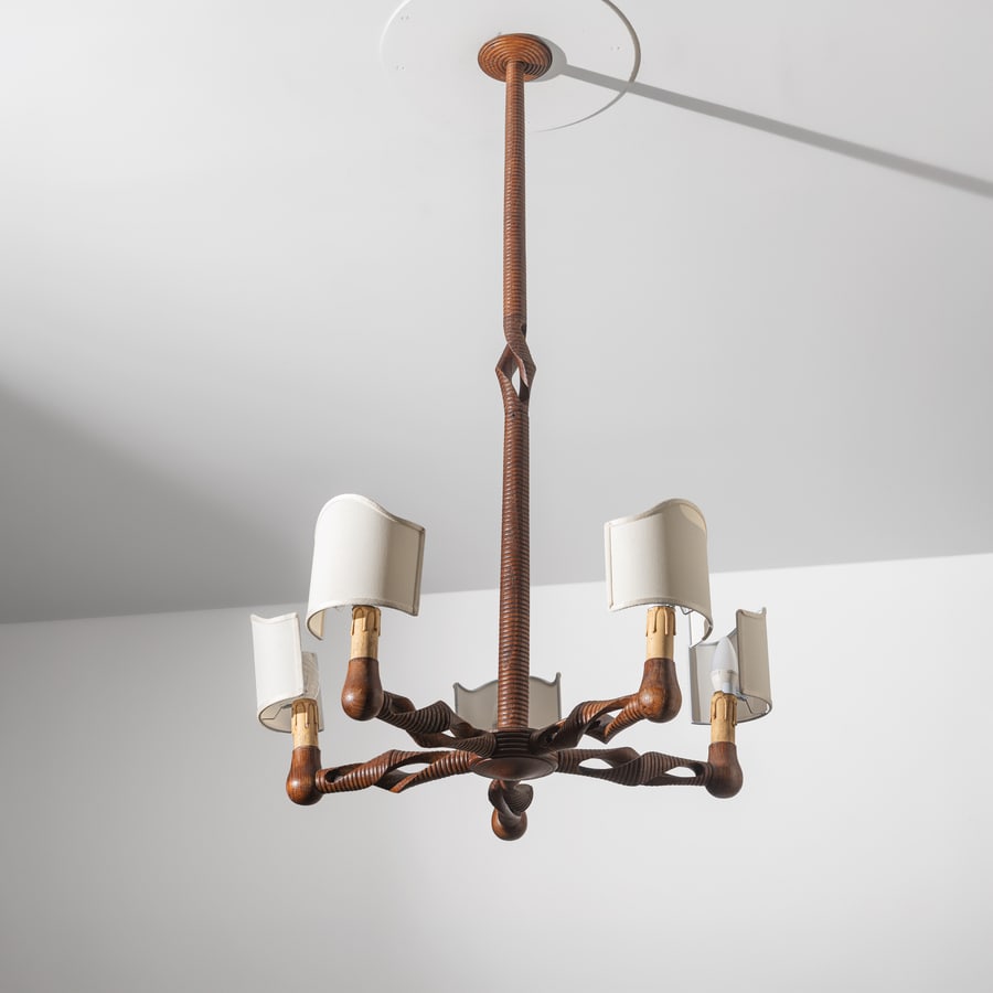 MANIFATTURA ITALIANA: Lampada a sospensione. Legno scolpito, tessuto. Torino anni '30. cm 105x60x60 AN ITALIAN CEILING LAMP Buone condizioni generali. Piccole righe, leggeri graffi, normali segni di usura. Possibili