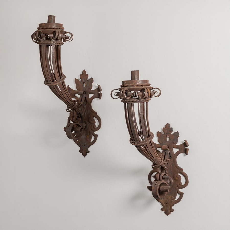 MANIFATTURA ITALIANA: Coppia di lampade da muro. Ferro battuto. Italia anni '30. cm 75x25x47 A PAIR OF ITALIAN WALL LAMPS Buone condizioni generali. Piccole righe, leggeri graffi, normali segni dovuti all'uso quotidiano.