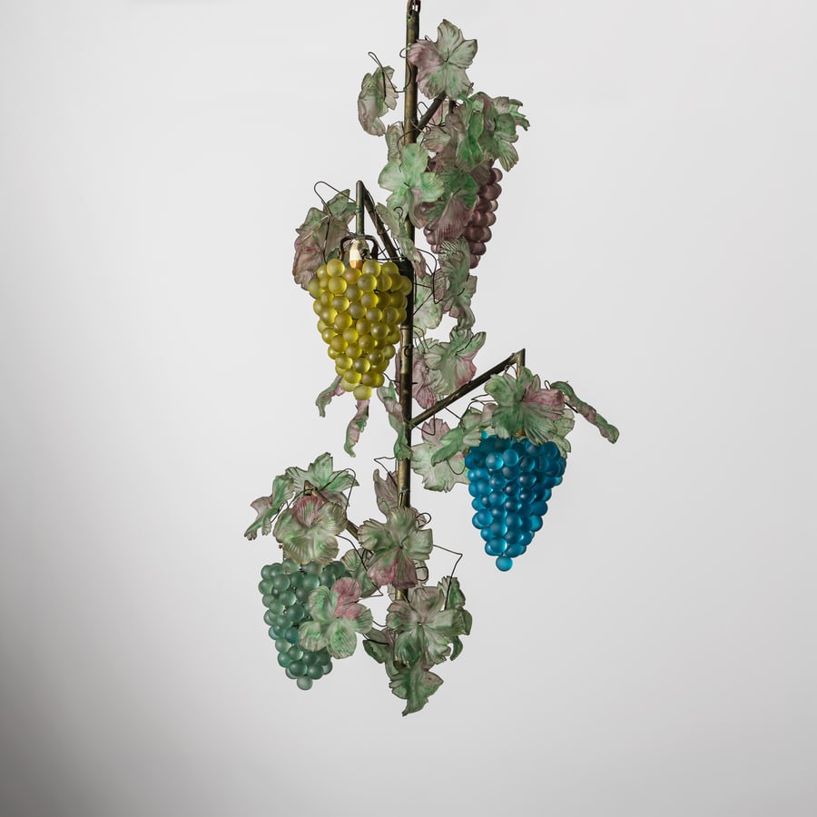 AURELIANO TOSO: Lampada a sospensione. Metallo verniciato e patinato, vetro lavorato a caldo. Murano anni '60. cm 84x55x50 ca A CEILING LAMP BY A. TOSO Buone condizioni generali. Righe, segni di usura. Lieve ossidazi