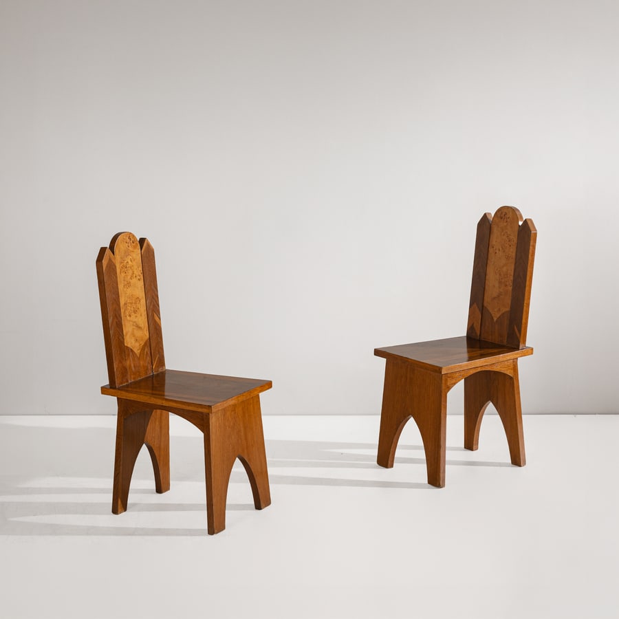 MANIFATTURA ITALIANA: Due sedie Deco. Legno di noce, dettagli in essenze di pregio e radica. Italia anni '30. cm 97x40x48 A PAIR OF ITALIAN CHAIRS Buone condizioni generali. Piccole righe, leggeri graffi, normali segni