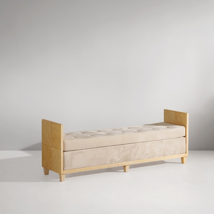 MANIFATTURA ITALIANA: Panca a pozzetto. Legno rivestito in pergamena vegetale. Italia anni '80. cm 58x163x40 AN ITALIAN BENCH Buone condizioni generali. Piccole righe, leggeri graffi, normali segni di usura. Pergamena