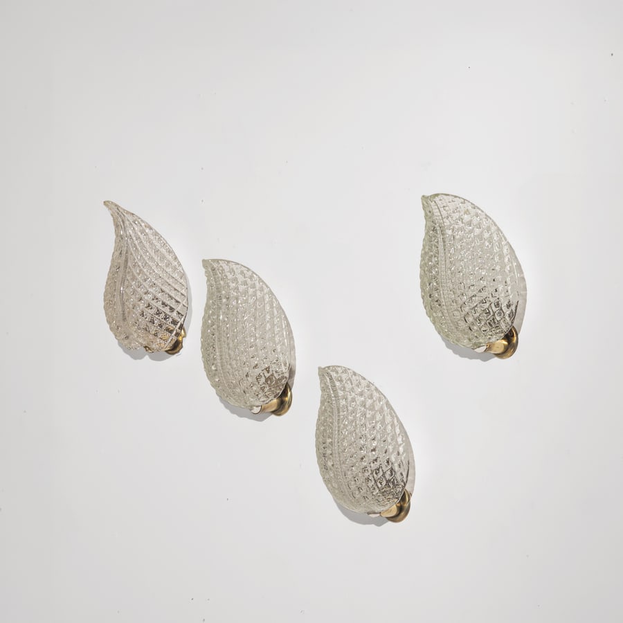 MANIFATTURA MURANESE: Due coppie di lampade da parete. Ottone, vetro lavorato a caldo. Murano anni '40. cm 28x12x12 FOUR MURANO WALL LIGHTS Buone condizoini generali. Righe, segni di usura. lieve ossidazione. Trascurabili 