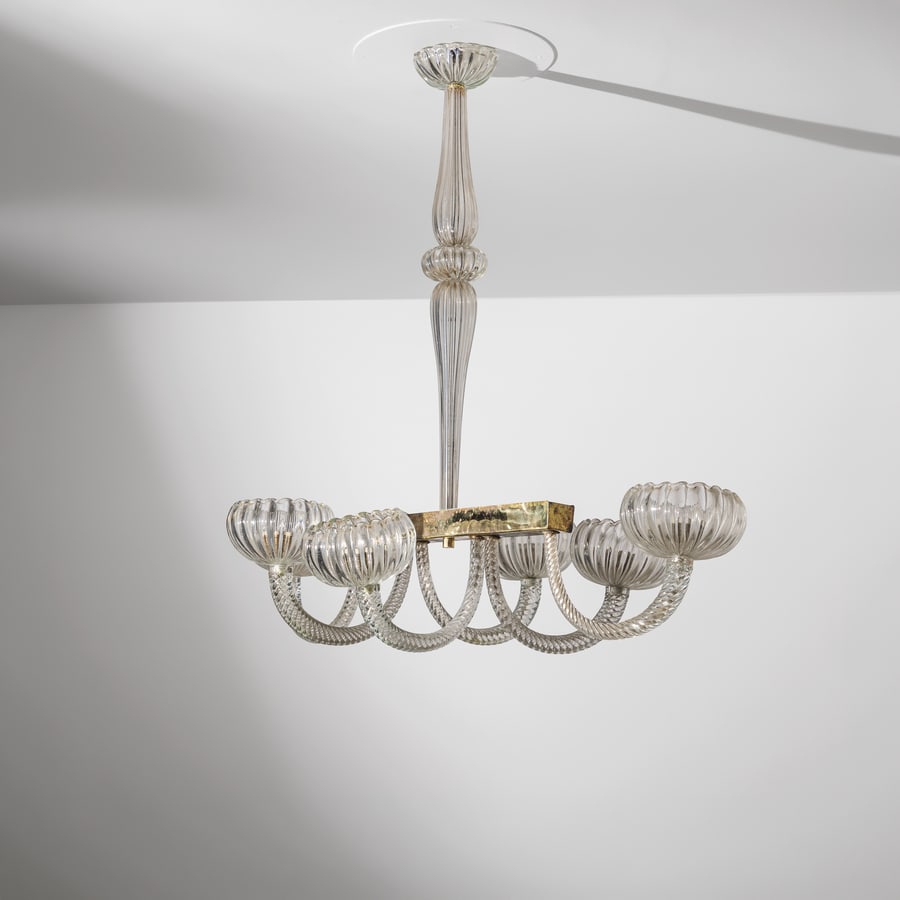 SEGUSO: Lampada a sospensione. Ottone, vetro massiccio lavorato a caldo. Produzione Seguso Vetri d'Arte anni '40. cm 106x125x72 ca A CEILING LAMP BY SEGUSO Buone condizioni. generali. Righe, segni di usura. L