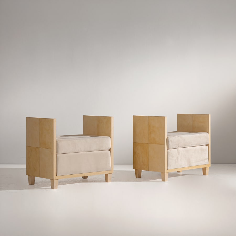 MANIFATTURA ITALIANA: Due panchetti. Legno rivestito in pergamena vegetale, tessuto imbottito. Italia anni '70. cm 58x65,5x40 A PAIR OF ITALIAN STOOLS Buone condizioni generali. Piccole righe, leggeri graffi, normali
