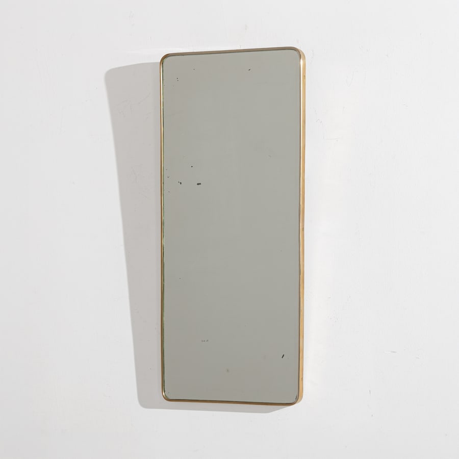 MANIFATTURA ITALIANA: specchio. Ottone, legno, cristallo specchiato. Italia anni '50. cm 86x38x2 ca. AN ITALIAN MIRROR Buone condizioni generali. Piccole righe, leggeri graffi, normali segni di usura. Ottone in patina.