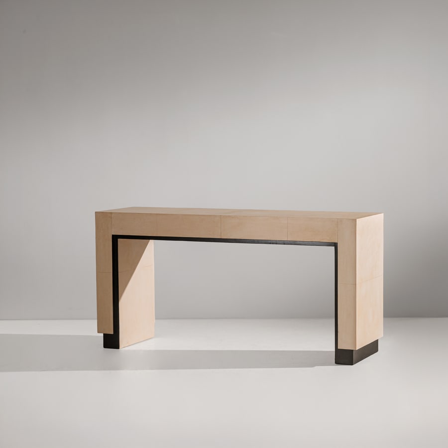 MANIFATTURA ITALIANA: Consolle. Legno rivestito in pergamena vegetale, legno ebanizzato piedi legno ebanizzato. cm 79,5x160x45,5 AN ITALIAN CONSOLLE Buone condizioni generali. Piccole righe, leggeri graffi, normali segni