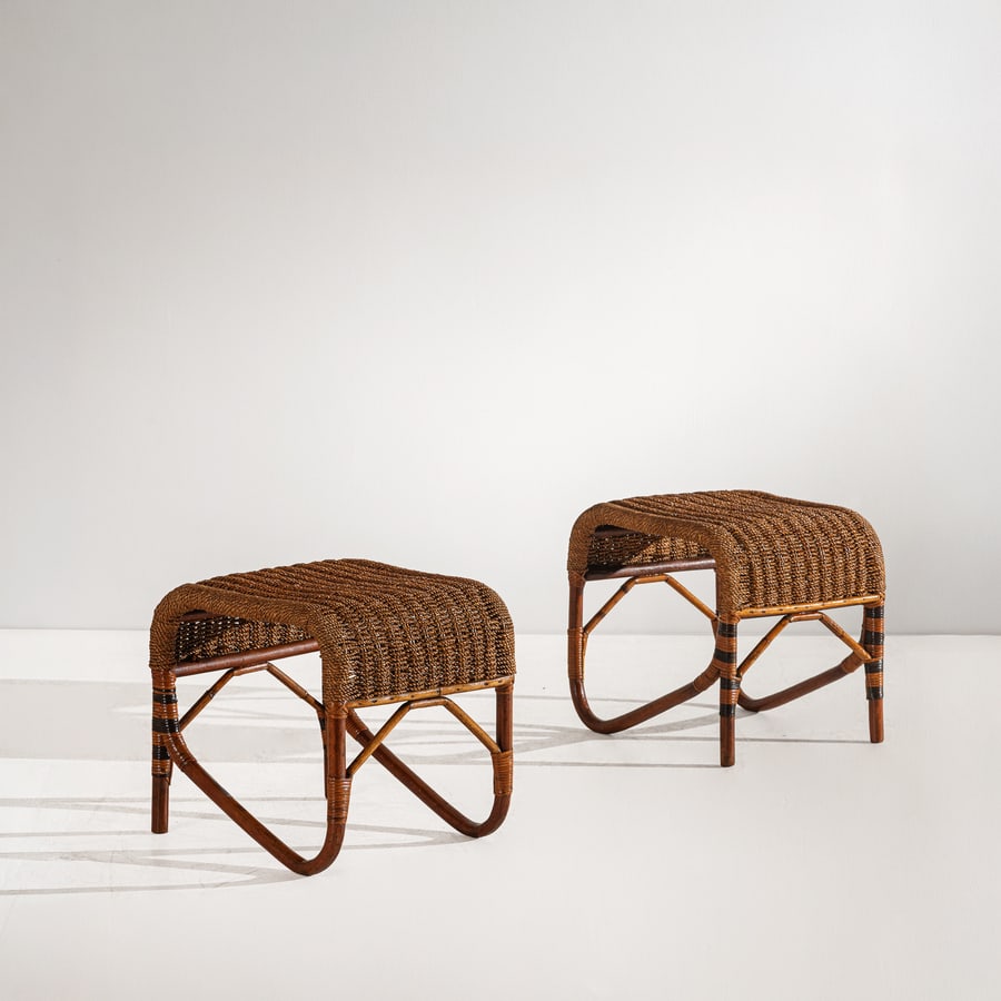 MANIFATTURA ITALIANA: Coppia di panchetti. Bamboo, corda di canapa. Italia anni 30/40 cm 42x36x45 A PAIR OF ITALIAN STOOLS Buone condizioni generali. Piccole righe, leggeri graffi, normali segni dovuti all'uso quotidiano.