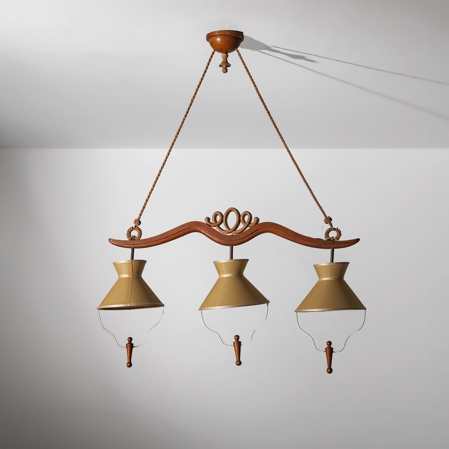 EMILIO LANCIA (ATTRIB. A): Lampada a sospensione. Legno di ciliegio tornito, legno di acero e cileigio lavorati e scolpiti, metallo, pergamena sintetica. Italia anni '40. cm 112x87x23 ca. A CEILING LAMP ATTRIBUTED TO E. LANCIA