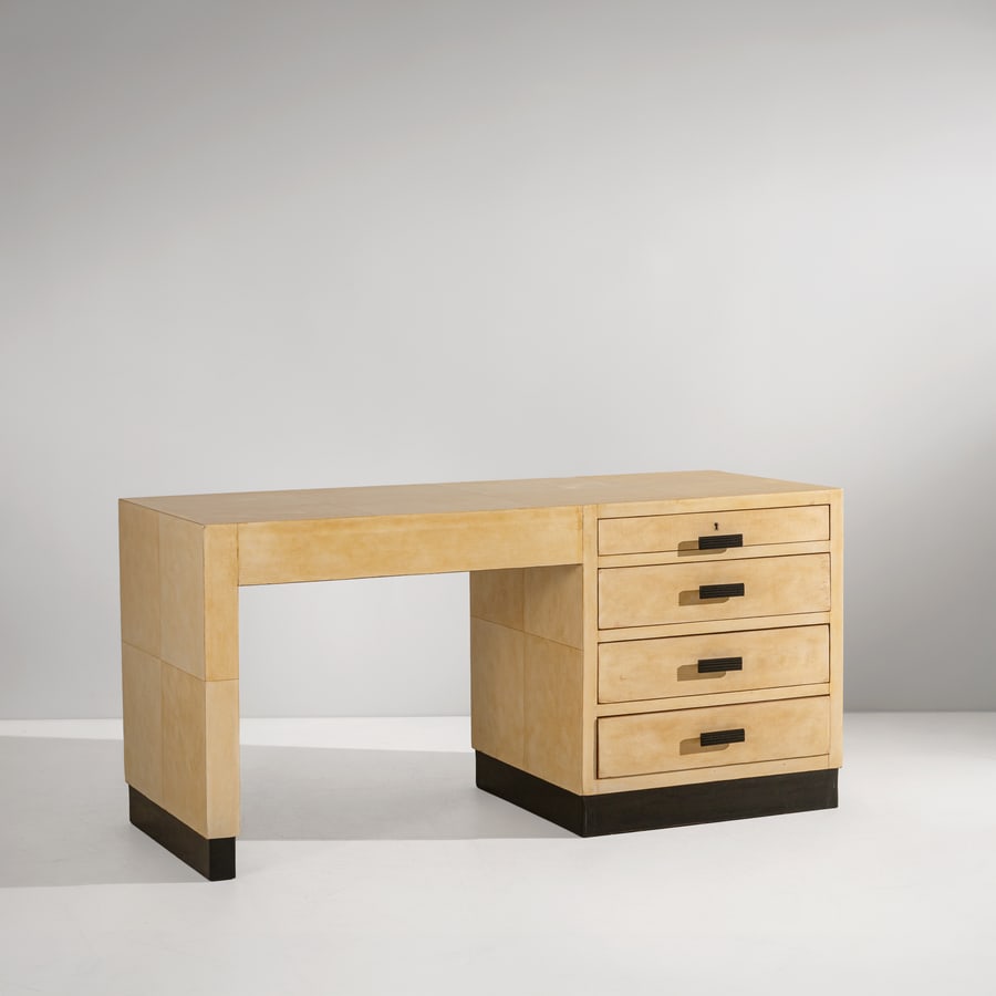MANIFATTURA ITALIANA: Scrivania. Legno, pergamena vegetale. Italia anni '70. cm 79x165x65 AN ITALIAN DESK Buone condizioni generali. Piccole righe, leggeri graffi, normali segni di usura. Pergamena sostiuita nel corso del