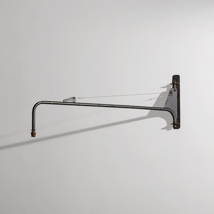 JEAN PROUV? (ATTRIB. A): Lampada da parete. Metallo verniciato, cavo di acciaio. Francia anni '40. cm 36x5,5x106 A WALL LIGHT ATTRIBUTED TO J. PROUVÉ Discrete condizioni generali. Piccole righe, leggeri graffi, normali