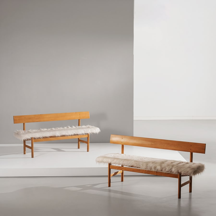 BORGE MOGENSEN: Coppia di panchetti. Legno chiaro, tessuto sintetico imbottito. Produzione Fredericia Stolefabrik Denmark, 1956 ca. cm 77x165x45 A PAIR OF BENCHES BY BORGE MOGENSEN Danish Chairs, Oda, pg. 134 Buone