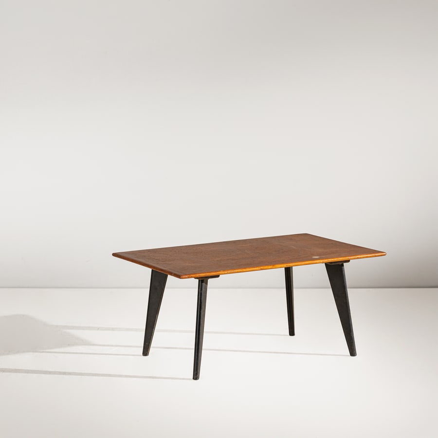 JEAN PROUV? (ATTRIB. A): Tavolo basso. Legno, metallo. Francia, anni '60. cm 37x81x47 A LOW TABLE ATTRIBUTED TO J. PROUVÉ Buone condizioni generali. Piccole righe, segni di usura, piccole mancanze e lievi aloni. Vernice 