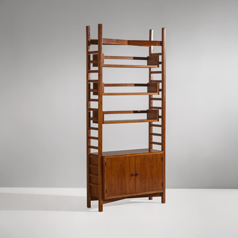 STUDIO BBPR (ATTRIB. A): Libreria. Legno di noce, ottone. Italia anni '50. cm 205x86x37 A BOOKCASE ATTRIBUTED TO STUDIO BBPR Buone condizioni generali. Piccole righe, leggeri graffi, normali segni dovuti all'uso quotidiano.