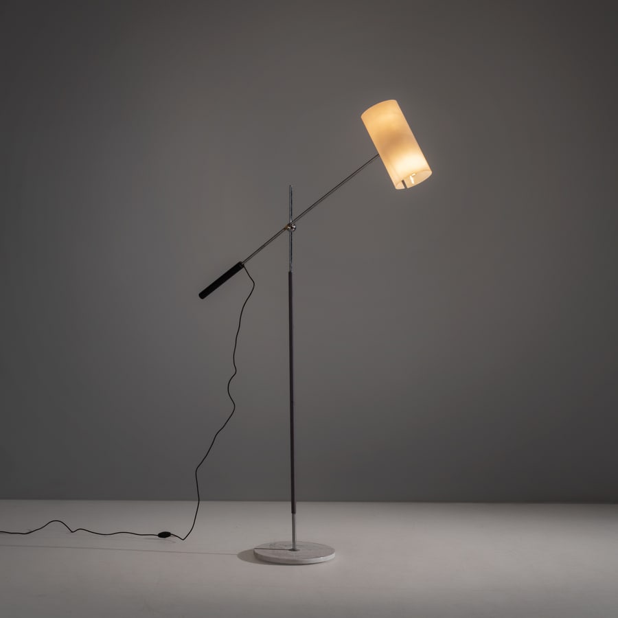 GINO SARFATTI: Lampada da terra. Ottone cromato, marmo bianco di Carrara, metallo laccato, perspex opalino. Produzione Arteluce, fine anni '50. Decalcomania della manifattura. altezza massima circa 220, diametro bas